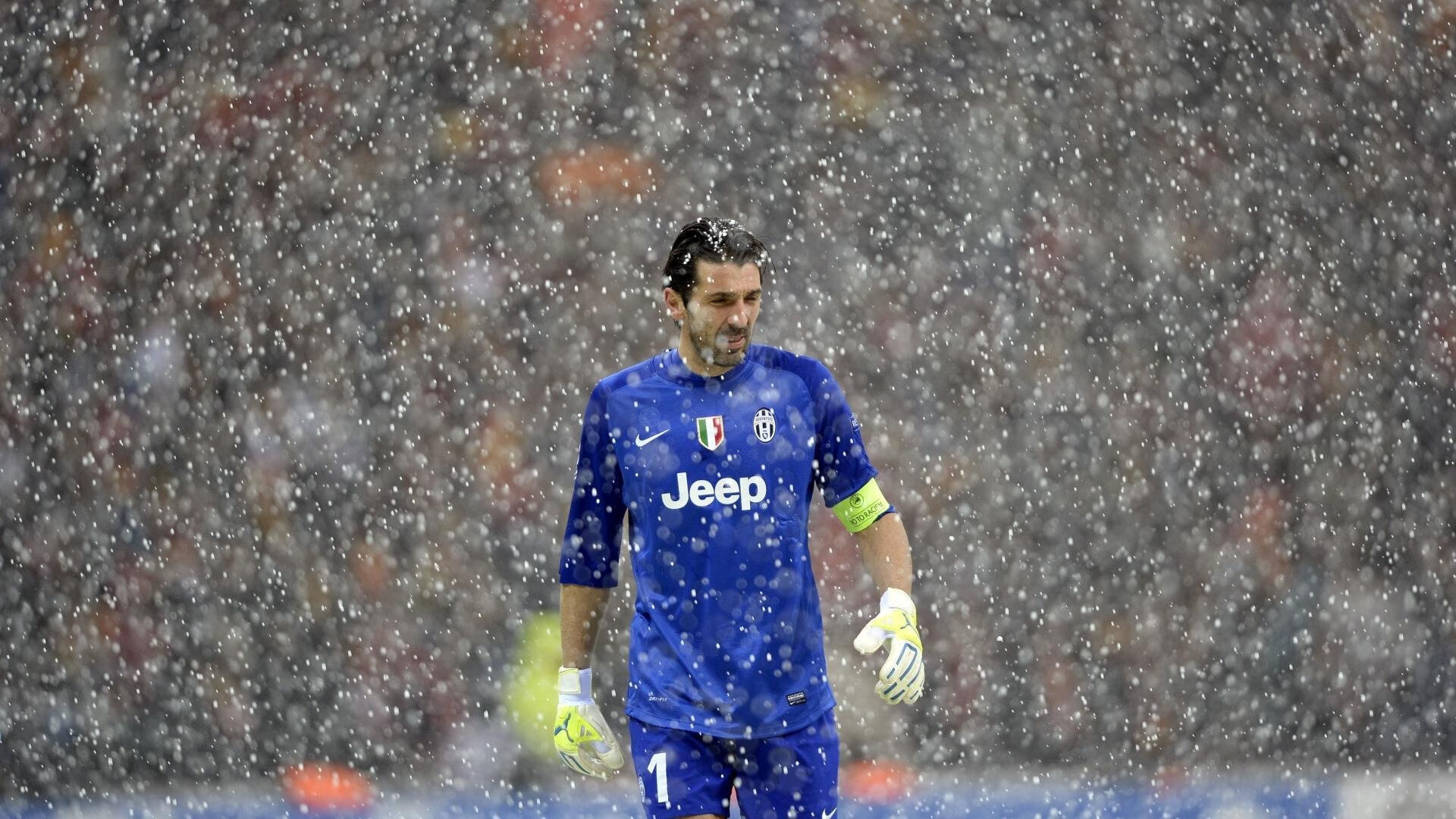 球员伤后坚持出战赢得观众尊重展现职业精神，球员受伤了还有工资吗